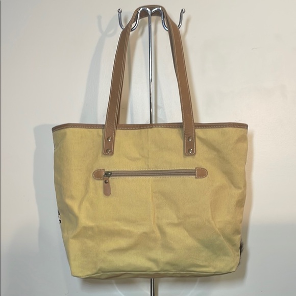 Sixtease Chic Cream and Black Tote with Key Accent - Picture 3 of 12
